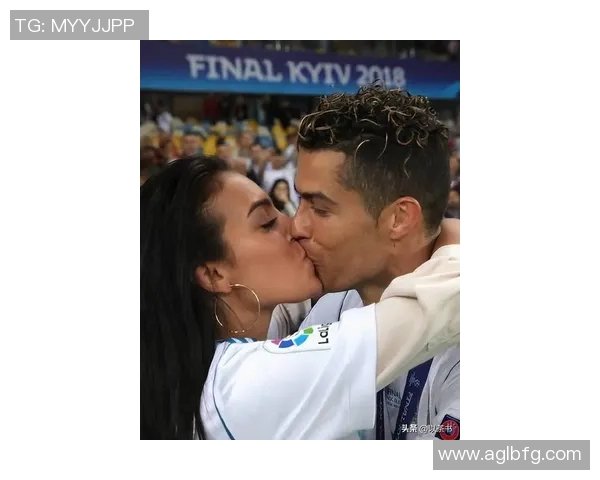 C罗与女友的甜蜜瞬间足球明星头像展现他们的爱情故事